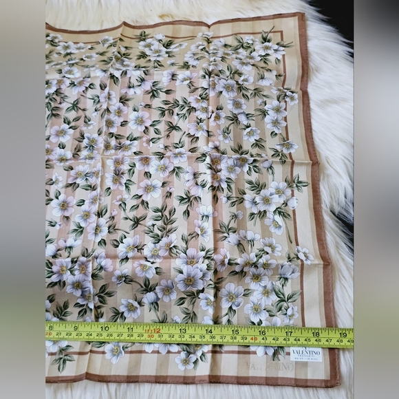 ❣️💥HOST PICK💥 NWOT Valentino Hankerchief❣️ - Picture 9 of 9